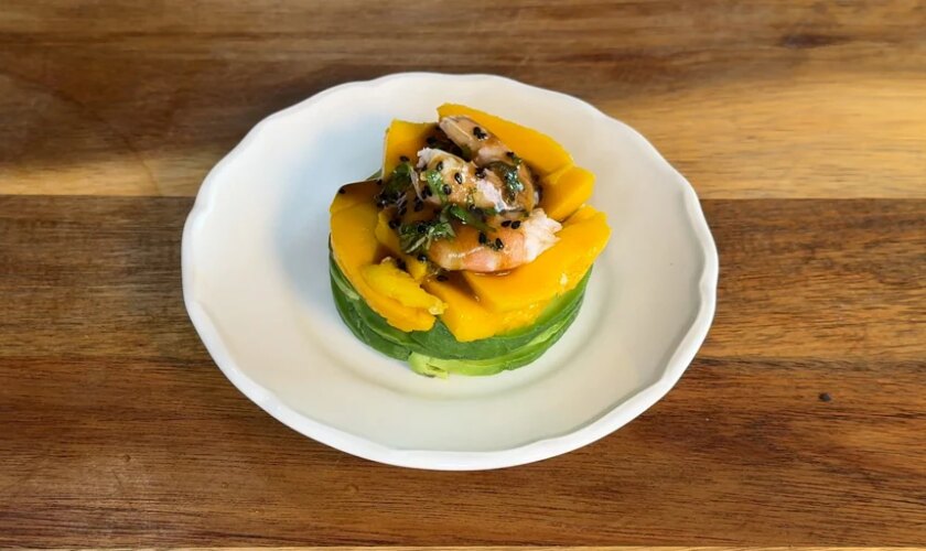 Timbal de mango, aguacate y langostinos, un entrante perfecto para una cena especial