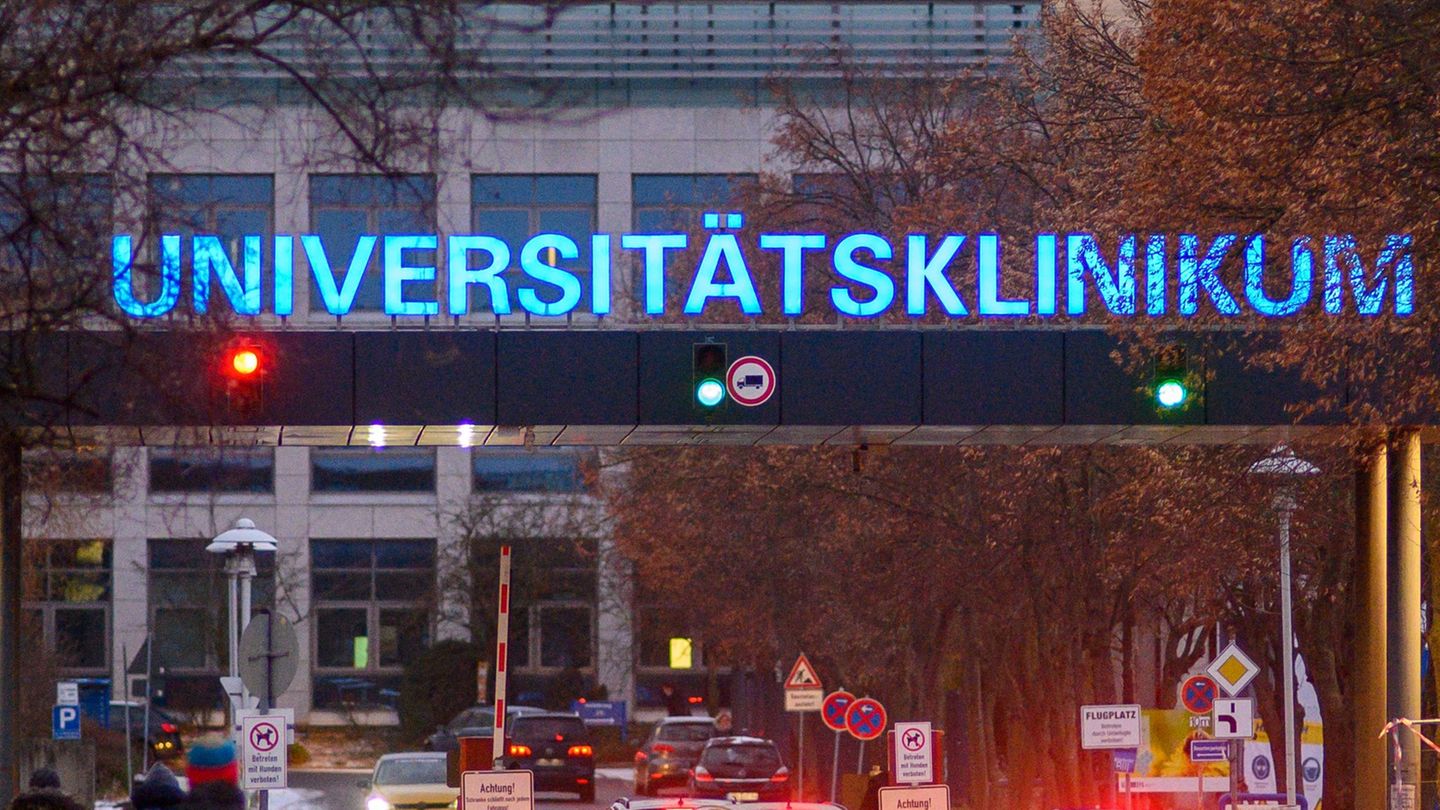 Das Universitätsklinikum hatte 72 Verletzte aufgenommen, darunter 12 Schwerstverletzte. Foto: Klaus-Dietmar Gabbert/dpa-Zentralb