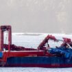 Un carguero chino pierde parte de dos grandes grúas en la ría de Ares, en Coruña