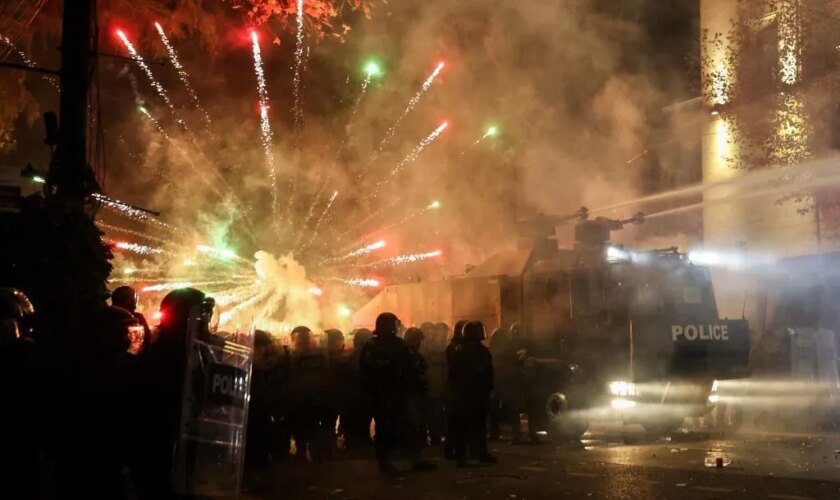 Un líder de la oposición, detenido en la cuarta noche de violentos enfrentamientos entre policías y manifestantes en la capital de Georgia