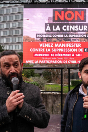 « Une chasse aux sorcières » : une cinquantaine de fans de Cyril Hanouna manifestent devant l’Arcom