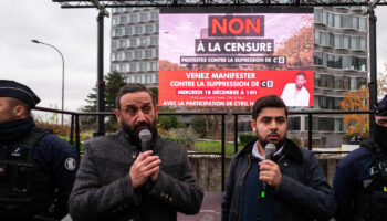 « Une chasse aux sorcières » : une cinquantaine de fans de Cyril Hanouna manifestent devant l’Arcom