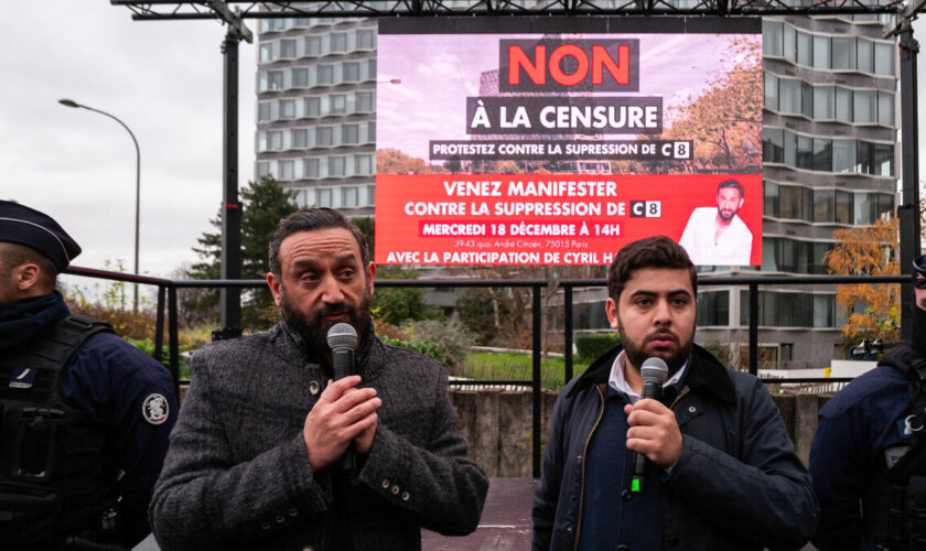 « Une chasse aux sorcières » : une cinquantaine de fans de Cyril Hanouna manifestent devant l’Arcom