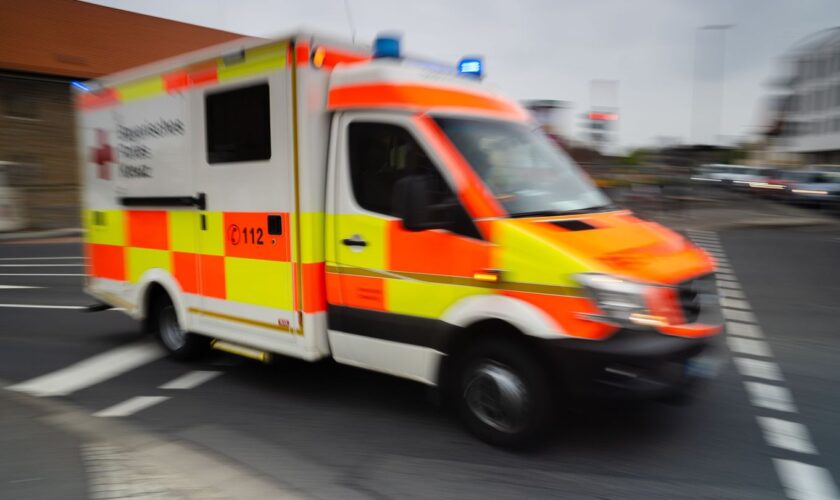 Im Krankenhaus starb die Frau an ihren schweren Verletzungen. (Symbolbild) Foto: Nicolas Armer/dpa