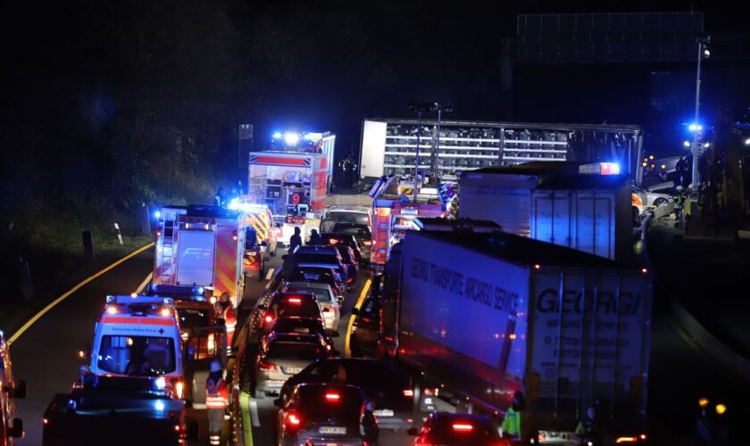 Nach einer Chaosfahrt über mehrere Autobahnen wurde der Lkw-Fahrer aus dem Verkehr gezogen. Foto: Sascha Thelen/dpa