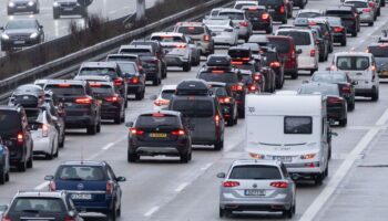 Autofahrer brauchen viel Geduld am Wochenende - auch die Innenstädte können sehr voll werden. (Archivbild) Foto: Marijan Murat/d