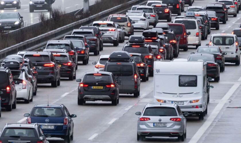 Autofahrer brauchen viel Geduld am Wochenende - auch die Innenstädte können sehr voll werden. (Archivbild) Foto: Marijan Murat/d