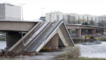 Die eingestürzte Dresdner Carolabrücke muss komplett abgerissen werden. (Archivbild) Foto: Sebastian Kahnert/dpa