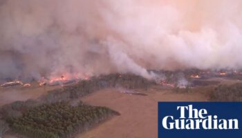 Victoria bushfire fight continues in Grampians as flood warnings persist in parts of Queensland