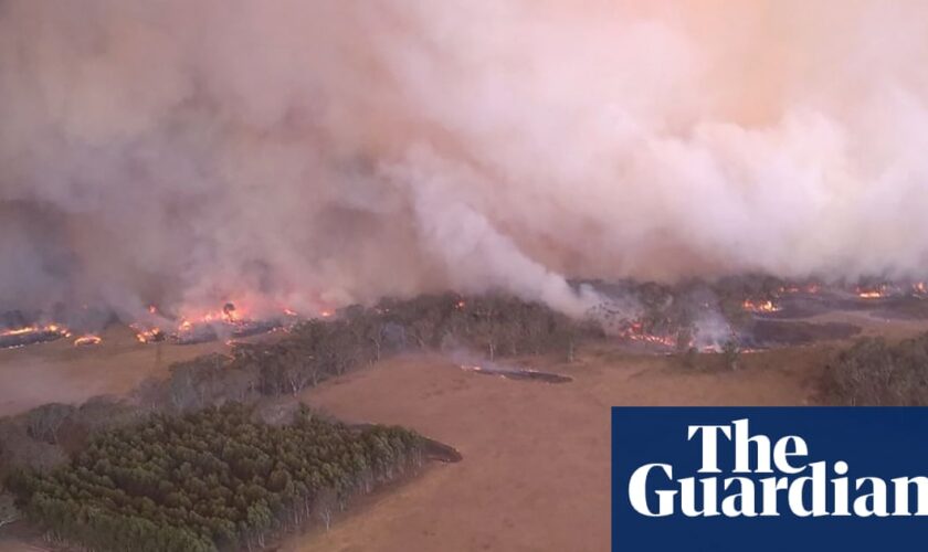 Victoria bushfire fight continues in Grampians as flood warnings persist in parts of Queensland