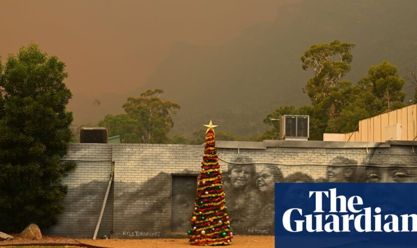 Victoria bushfires: residents in Grampians fire zone given two hours to return home to collect Christmas gifts