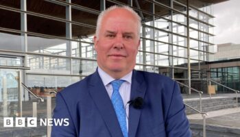 Welsh Tory leader Andrew RT Davies resigns