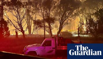 Western Sydney swelters as 300 Victorian firefighters battle bushfires