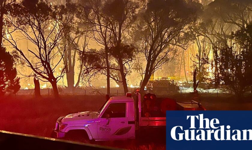 Western Sydney swelters as 300 Victorian firefighters battle bushfires