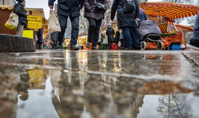 Der Wetterdienst erwartet viele Wolken in den kommenden Tagen. (Archivbild) Foto: Frank Rumpenhorst/dpa