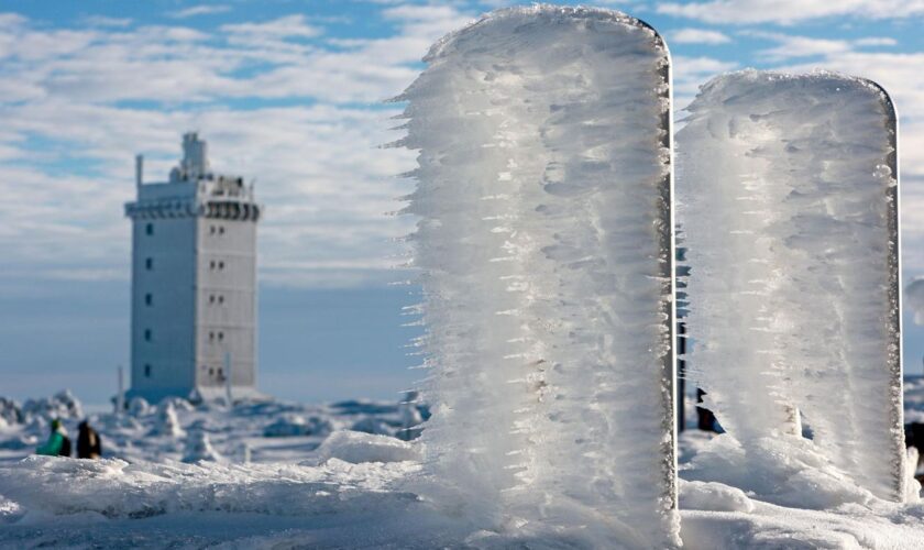 Winterwetter am Brocken: Extreme Eisbildung im Harz gefährdet Notrufsysteme