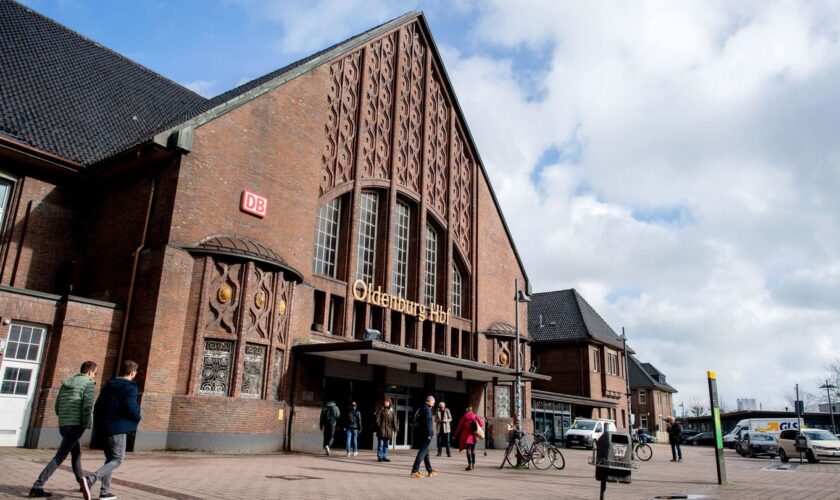 Nach einem Unfall bei einer Rangierfahrt am Oldenburger Hauptbahnhof ist die Bahnverbindung zwischen Bremen und Emden gesperrt.