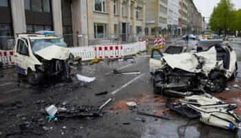 Zwei zerstörte Taxis auf dem Hamburger Ballindamm