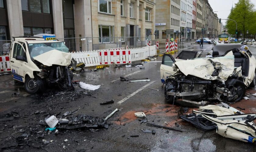 Zwei zerstörte Taxis auf dem Hamburger Ballindamm