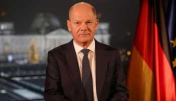 Scholz lobt „Erfolgsgeschichte Deutschlands“ – Macron gesteht Fehler ein