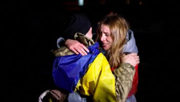 Les images des retrouvailles émouvantes entre des soldats ukrainiens et leurs proches