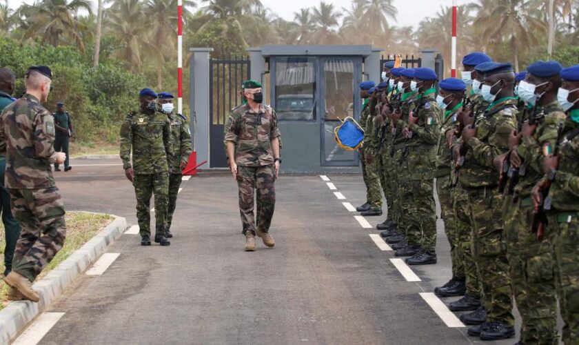 À dix mois de la présidentielle, la Côte d’Ivoire congédie à son tour l’armée française