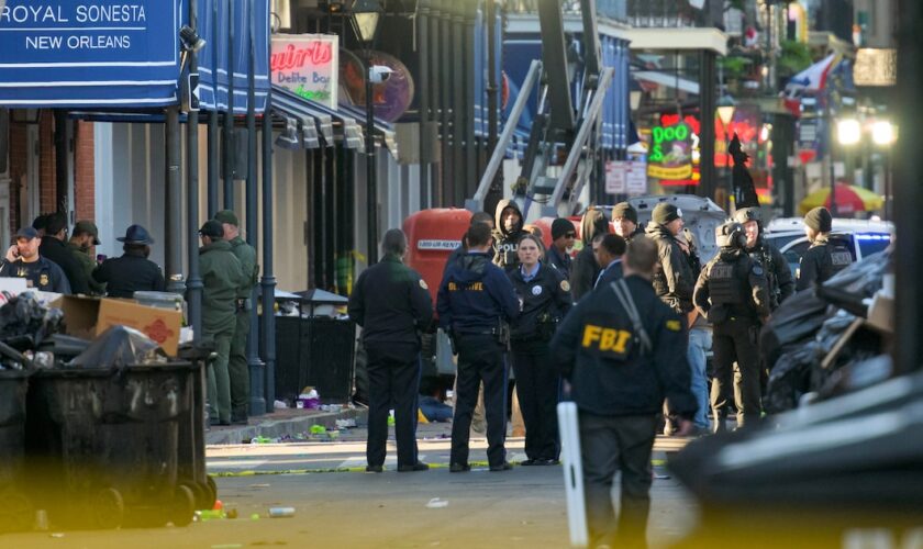 Des enquêteurs du FBI sur les lieux de l'attaque visant une foule de fêtards du Nouvel An dans le quartier français de la Nouvelle-Orléans, en Louisiane, le 1er janvier 2025