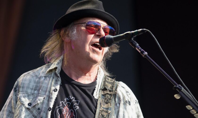 Neil Young s’en prend à la BBC et refuse de jouer au festival de Glastonbury