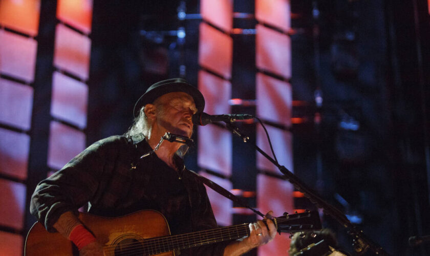 Neil Young annonce qu’il ne chantera pas à Glastonbury et s’en prend à la BBC