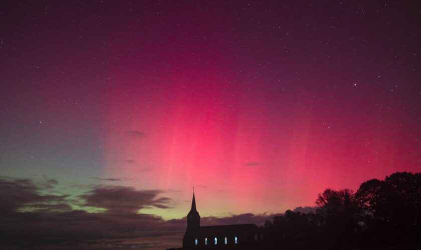 De rares aurores boréales observées en France, le ciel teinté de violet, rouge ou rosé