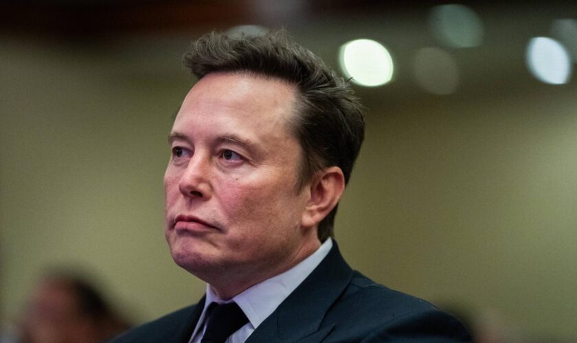 Elon Musk soutient un activiste d’extrême droite britannique et cible le gouvernement travailliste