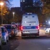 Explosion: Zwei Verletzte bei Detonation an Zaun von Polizeigebäude in Berlin