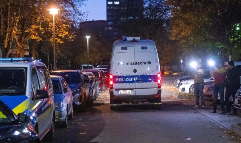 Explosion: Zwei Verletzte bei Detonation an Zaun von Polizeigebäude in Berlin