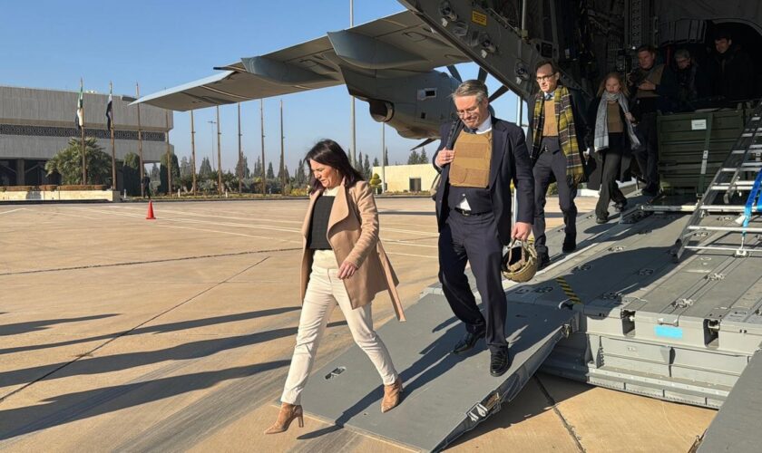 Außenministerin Annalena Baerbock steigt auf dem Flughafen von Damaskus aus einem A400M der Luftwaffe