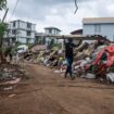 À Mayotte, pour empêcher la reconstruction des bidonvilles, la préfecture limite l’achat de tôles