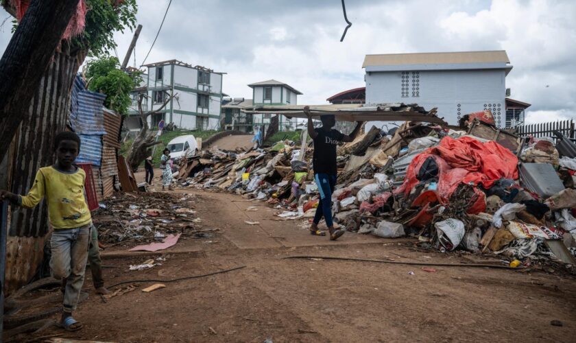 À Mayotte, pour empêcher la reconstruction des bidonvilles, la préfecture limite l’achat de tôles