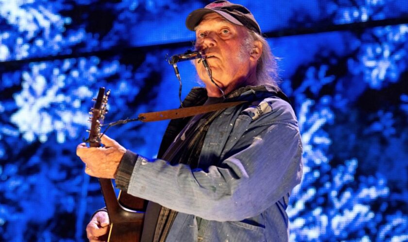 Neil Young jouera finalement au festival de Glastonbury, l’artiste pointe une « erreur »