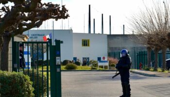 Une prise d’otages est en cours à la prison d’Arles, cinq personnes retenues