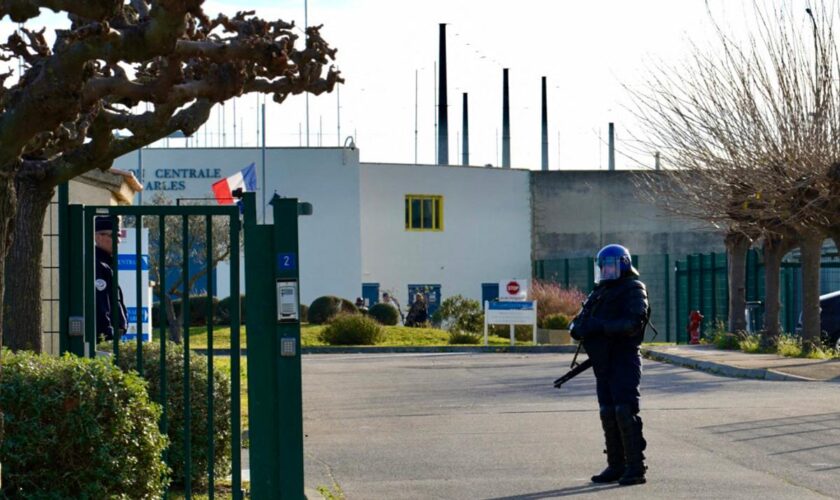 Une prise d’otages est en cours à la prison d’Arles, cinq personnes retenues