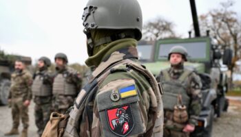 Des soldats ukrainiens de la 155e brigade mécanisée séparée lors d'un exercice d'entraînement de l'armée française dans le cadre de la Task Force « Champagne », au camp militaire de Mourmelon-le-Grand, en France, le 14 novembre 2024.