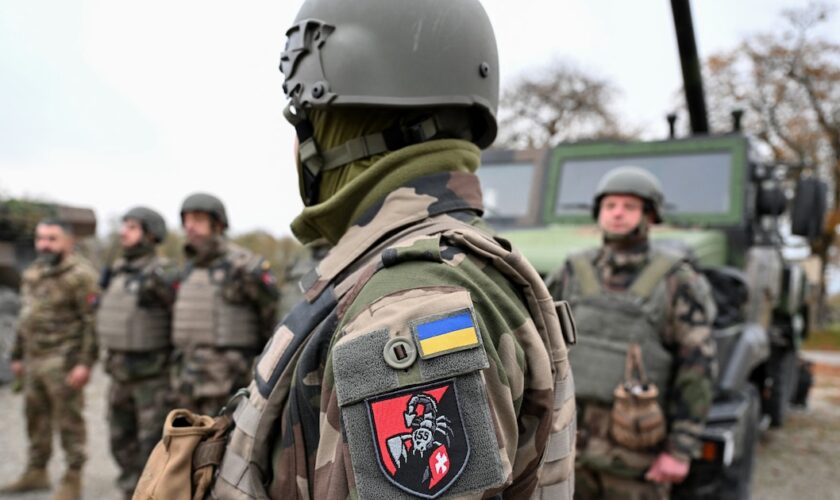 Des soldats ukrainiens de la 155e brigade mécanisée séparée lors d'un exercice d'entraînement de l'armée française dans le cadre de la Task Force « Champagne », au camp militaire de Mourmelon-le-Grand, en France, le 14 novembre 2024.