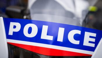 Un homme découvert ligoté dans le coffre d’une voiture près du Mans, deux hommes toujours en fuite