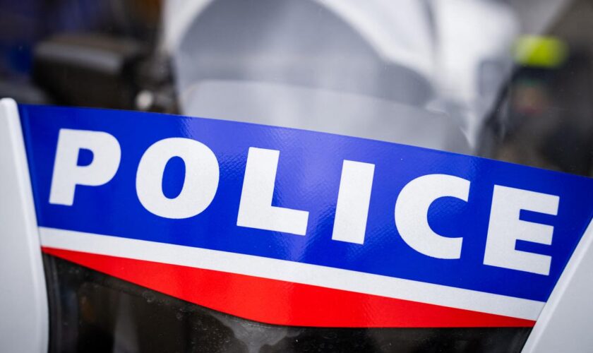 Un homme découvert ligoté dans le coffre d’une voiture près du Mans, deux hommes toujours en fuite