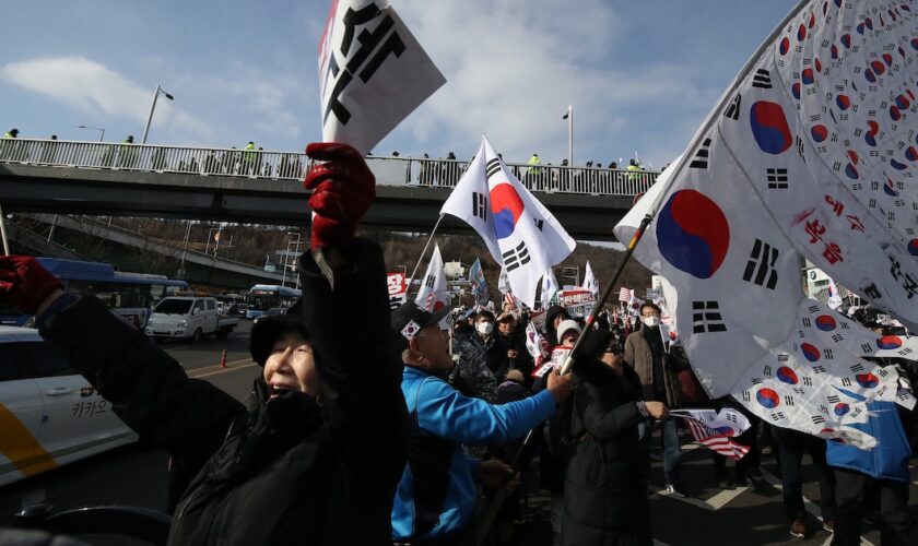 Des partisans de Yoon Suk Yeol se rassemblent près de la résidence officielle du président sud-coréen déchu, le 3 janvier 2025 à Séoul, en Corée du Sud.