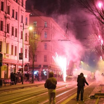 Böller: Beamtenbund und Städtetag fordern Maßnahmen gegen Silvestergewalt