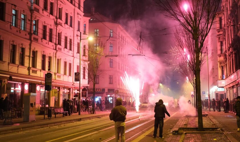 Böller: Beamtenbund und Städtetag fordern Maßnahmen gegen Silvestergewalt