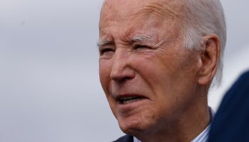 Le président américain Joe Biden arrive à l'aéroport de Wilkes-Barre Scranton (Pennsylvanie, est) le 2 novembre 2024