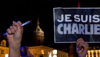 Une pancarte "Je suis Charlie" dans un rassemblement de soutien à Charlie Hebdo, le 7 janvier 2015 à Clermont-Ferrand