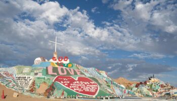 À Slab City, une montagne sacrée d’art brut en plein désert