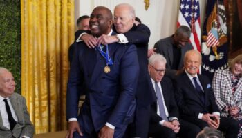 Und dann ging „Magic“ Johnson vor Biden in die Knie